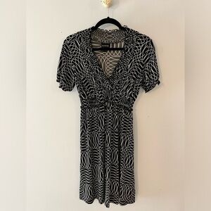 EN FOCUS V-NECK EMPIRE WAIST SHORT SLEEVE DRESS. SIZE 10 PETITE